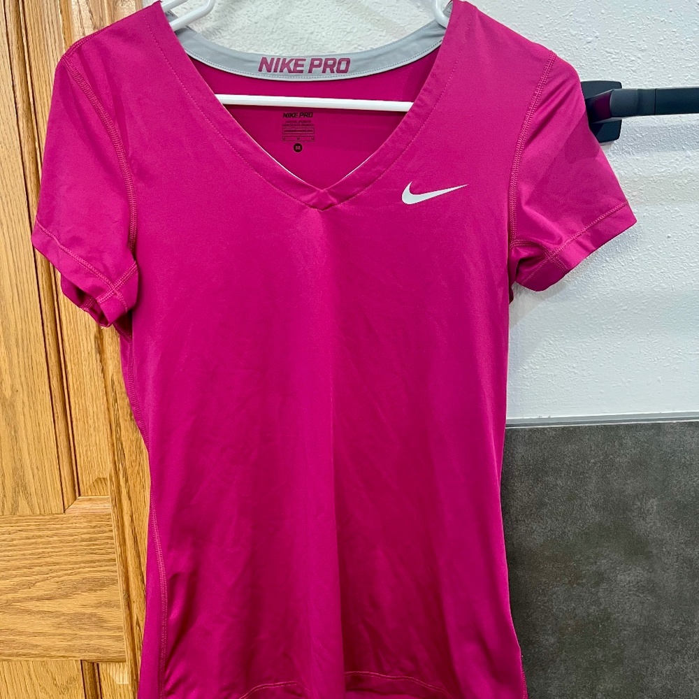 Women's Nike Pro V Neck Short Sleeve T - Shirt Dri Fit Size Medium Magenta